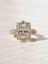 The design incorporates the usage of prongs accentuating each extended point of the halo, creating a star-like feature.