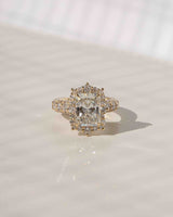 Vintage style fit for a queen