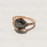 Jinx-Ring mit dunklem Diamant