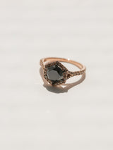 Jinx-Ring mit dunklem Diamant