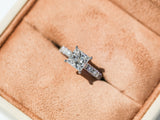 Schwebender Prinzessinnen-Diamant-Ring mit versteckten Halo-Flammenzinken