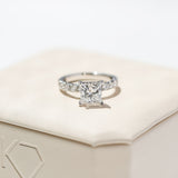 Flytande prinsessdiamant dolda halo-flamma ring