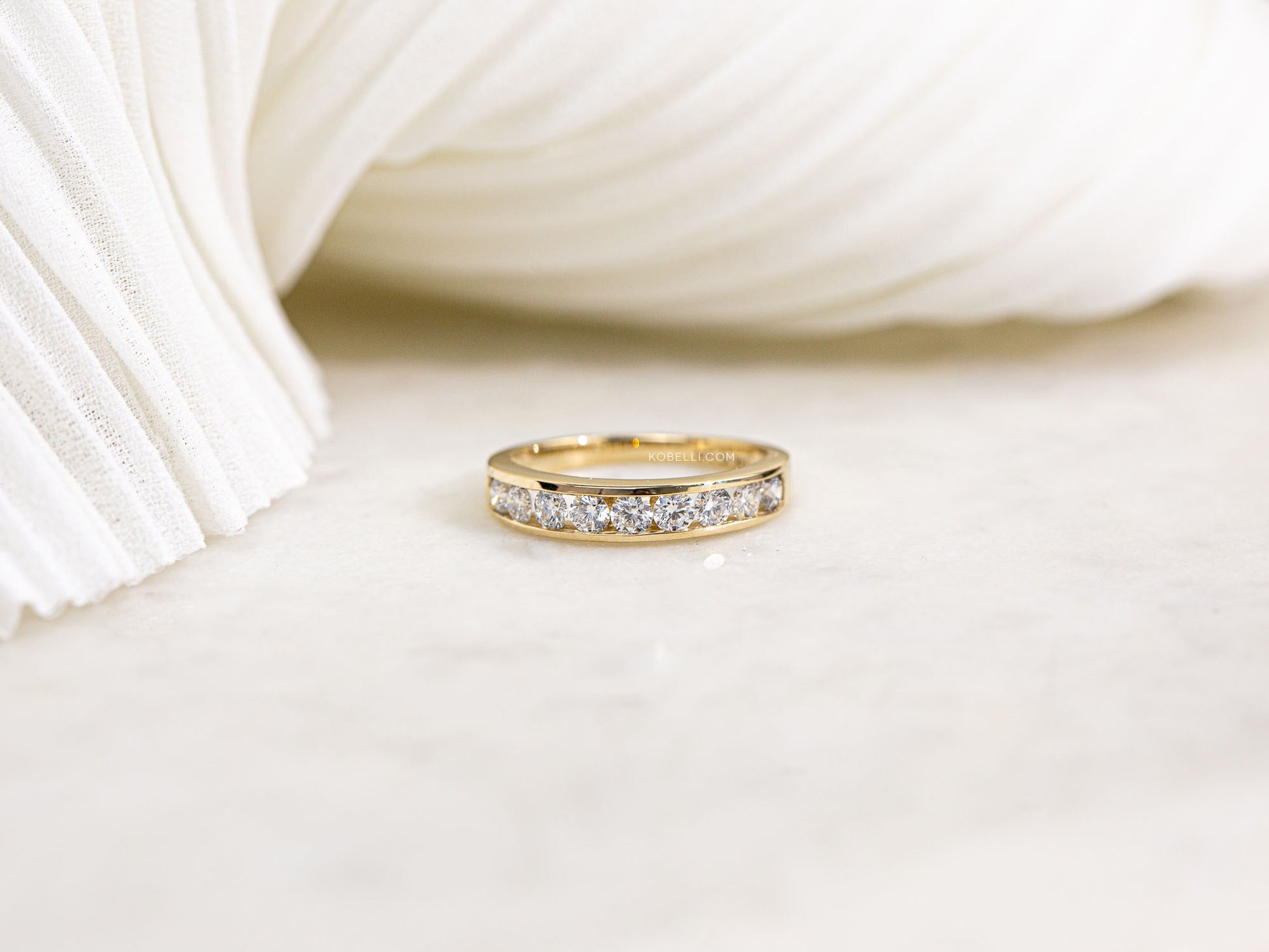 round brilliant white diamonds are set between two layers of gold 