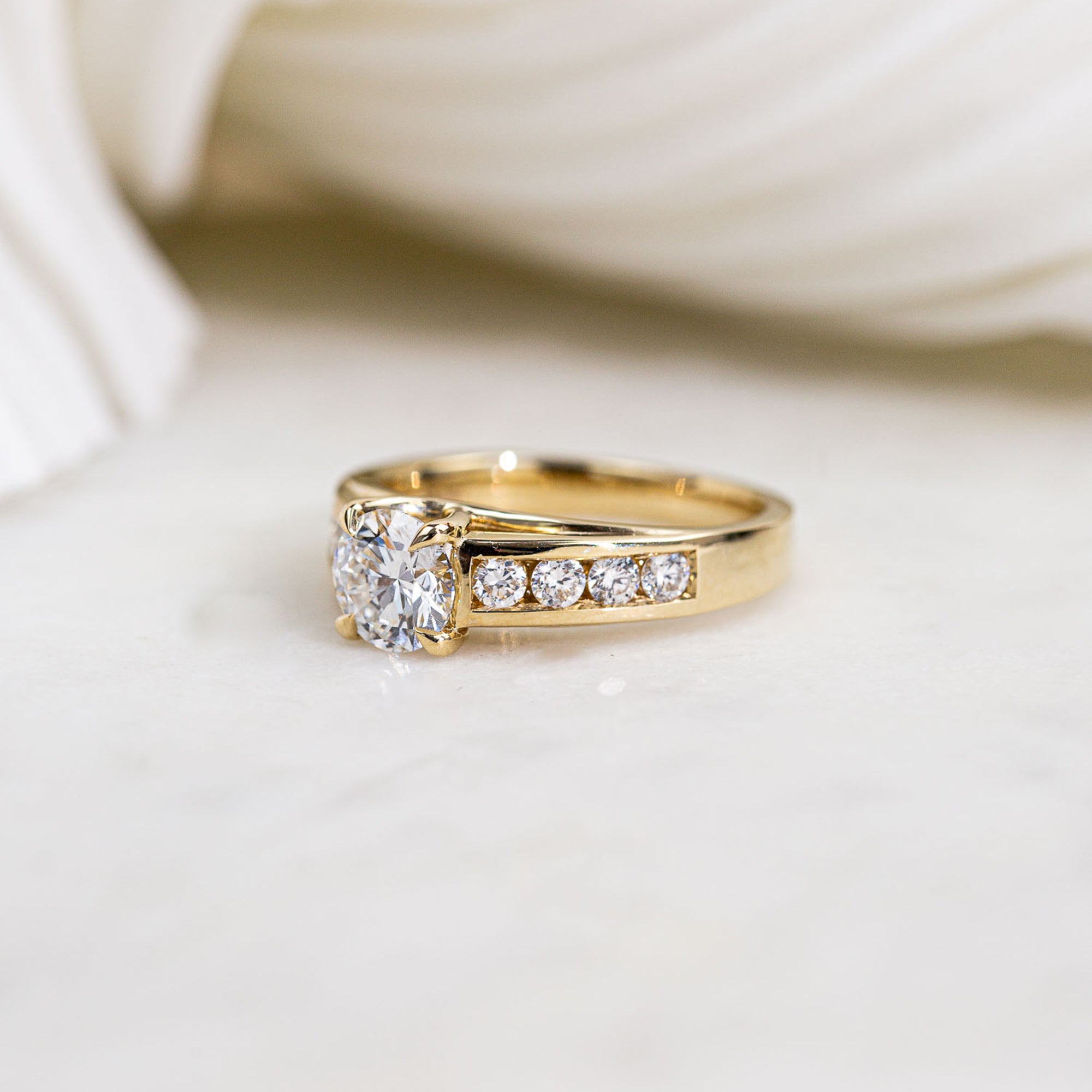 1 carat round diamond center