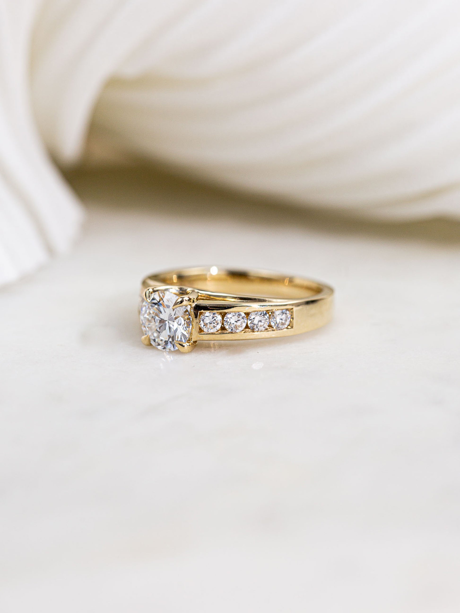 1 carat round diamond center