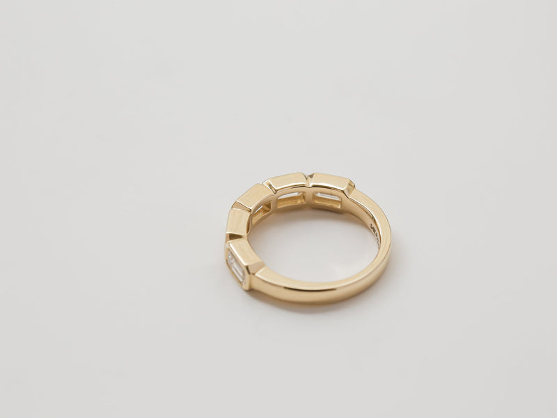 Kobelli Lab Grown Emerald Diamond Bezel 5-Stone Band - Lifestyle Image