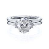 Anéis de casamento éticos e sustentáveis ​​com conjunto lateral de diamante oval Kobelli