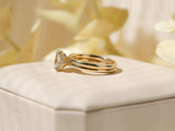 Anéis de casamento éticos e sustentáveis ​​com conjunto lateral de diamante oval Kobelli