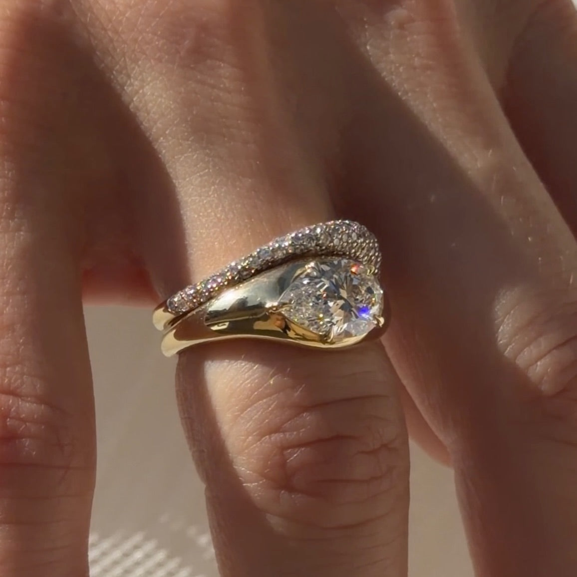 Kobelli Concordia Bridal Set worn on a hand