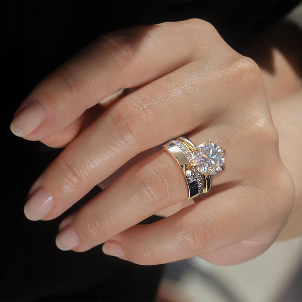 Kobelli's Dorado Bridal Set on a hand