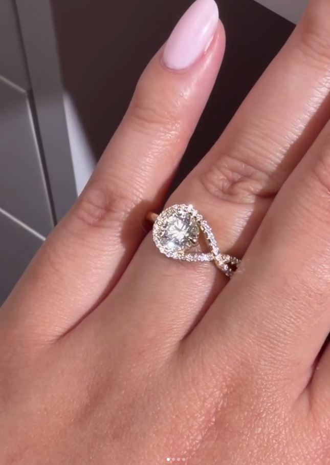 Close up of Kobelli lasso lab grown diamond ring on a hand.