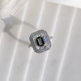 Grande esmeralda duplo halo moissanite e anel de diamante