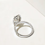 Kobelli oval 12x8 bærekraftig forlovelsesring av moissanitt og diamant
