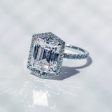 Diamant og moissanitt sekskantet halo art deco forlovelsesring for kjendiser