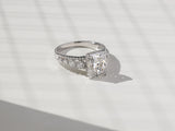Kobelli Strålende Moissanitt Og Runde Diamanter Trippelrads Forlovelsesring