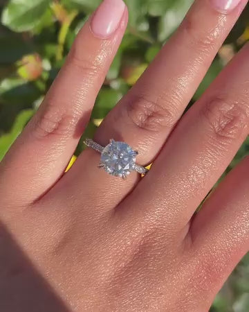 MZH62922R-3ELG video on a hand outdoors with foliage 