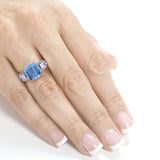 Anel de noivado com topázio azul Kobelli e diamante de 4 1/2 quilates (ctw) em ouro branco 14k