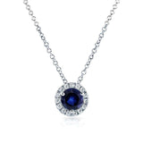 Kobelli Runde blaue Saphir- und Diamant-Halo-Halskette 4/5 Karat (ctw) in 14 Karat Weißgold 61990RBS