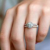 anel de diamante com haste dividida com nervuras de halo de flor tdw de 1-1/2 quilates