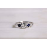 Kobelli diamant og blå safir gravert forlovelsesring i vintagestil 