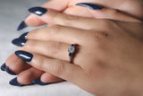 Kobelli diamant och blå safir graverad förlovningsring i vintagestil 