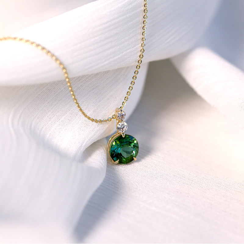 Grønn turmalin og diamant halskjede