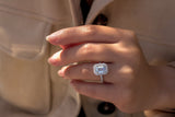 Anel de noivado com pontas de bola de diamante azul esmeralda Kobelli