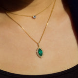 Kobelli marquise grønn smaragd og hvit diamant dobbel halo halskjede i 18 karat gull