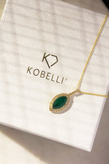 Kobelli marquise grønn smaragd og hvit diamant dobbel halo halskjede i 18 karat gull