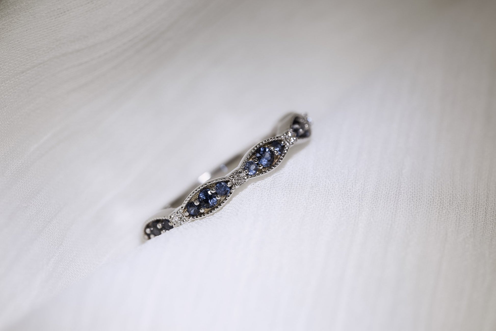 Kobelli Sapphire and Lab-grown Diamond Scalloped Band