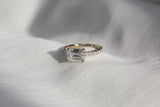 Kobelli para sempre um anel de noivado de moissanite esmeralda leste oeste