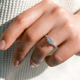 anel de cobra com 3 pedras de moissanita e diamante