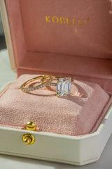 Anel de noivado de diamante central flutuante com pontas de borboleta esmeralda Kobelli