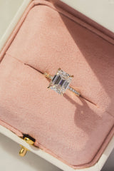 Anel de noivado de diamante central flutuante com pontas de borboleta esmeralda Kobelli