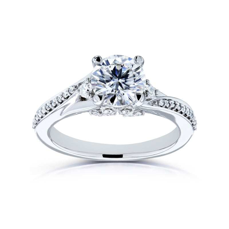 Anel de noivado de diamante com configuração sofisticada
