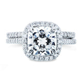 Conjunto de anéis de noiva Kobelli Cushion Moissanite e diamante Halo 2 2/5 CTW ouro branco 14k (DEF/VS, GH/I)