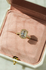 Kobelli Hexagon Halo 2,45 karat Emerald Moissanite & 0,50 karat diamantförlovningsring i 14 k guld - Saturday Collection