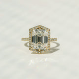 Kobelli Hexagon Halo 4,90 ct Emerald Moissanite & 0,55 ct diamantförlovningsring i 14 k guld - Saturday Collection