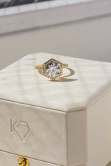 Kobelli Hexagon Halo 3,1 quilates de moissanite redondo e anel de noivado de diamante de 0,50 quilates em ouro 14 quilates - coleção de sábado